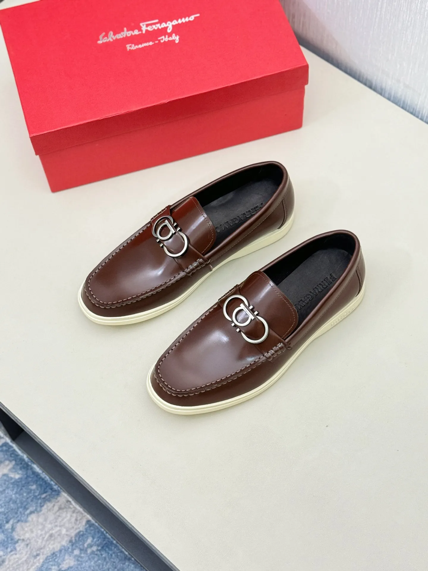 [Ferragamo] P: 580💰 Number of yards: 38~44 (45 orders are non-returnable) Ferragam's new men's driving shoes, the fabric is made of imported cowhide, with visible texture, heavy industrial stitching, dyed calfskin inside, standard logo cowhide feet, big-name experience, soft and comfortable on the feet, a men's favorite, special non-slip and wear-resistant rubber soles, easy to handle various occasions, with original box packaging!